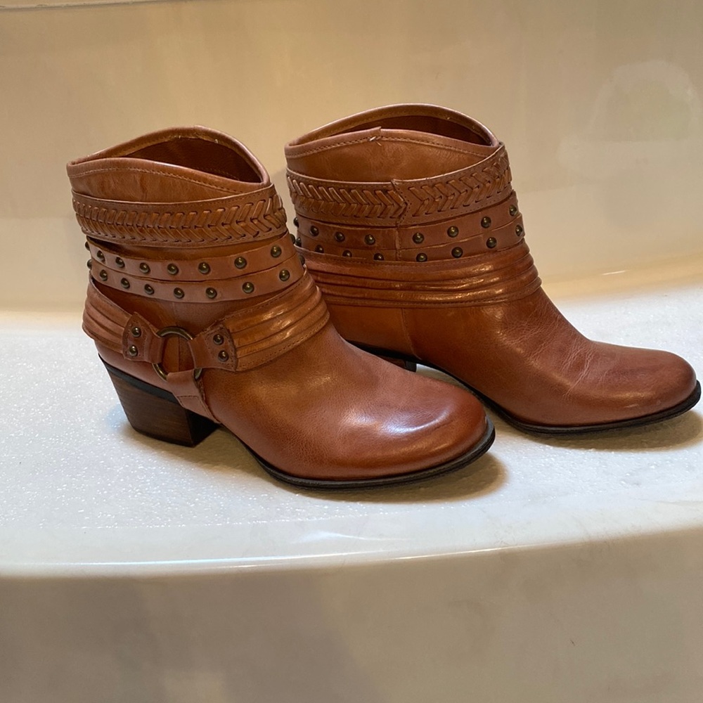 Jessica Simpson brown/cognac bootie